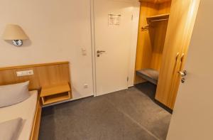 Postel nebo postele na pokoji v ubytování Hotel-Gasthof zum Ritter