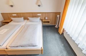 Postel nebo postele na pokoji v ubytování Hotel-Gasthof zum Ritter