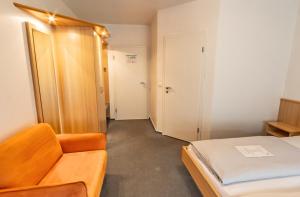 Postel nebo postele na pokoji v ubytování Hotel-Gasthof zum Ritter