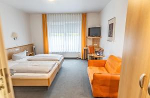 Postel nebo postele na pokoji v ubytování Hotel-Gasthof zum Ritter