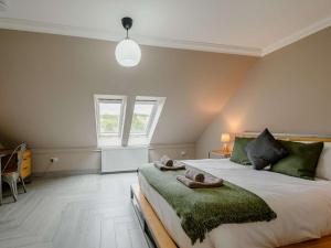 um quarto com uma cama com duas toalhas em Westertonhill Lodges em Balloch