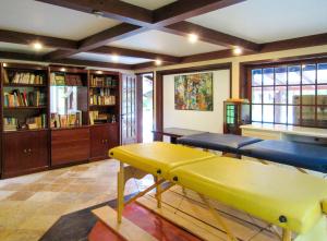 sala de estar con mesa de ping pong amarilla en Casa de campo Gerânio c churrasqueira e lazer - RJ, en Teresópolis