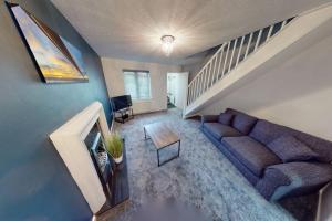 ein Wohnzimmer mit Sofa und Tisch in der Unterkunft HU-Nine Dock House - Sleeps 4 in Hull