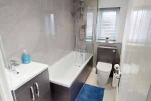 ein Badezimmer mit Waschbecken, Toilette und Dusche in der Unterkunft HU-Nine Dock House - Sleeps 4 in Hull + 12 Fotos