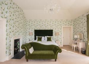 1 dormitorio con 1 cama verde y 1 sofá verde en Boyne House Slane, en Slane