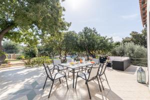 Vonkajšia záhrada v ubytovaní Villa Archodia - With Private Pool