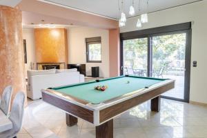 Biliardový stôl v ubytovaní Villa Archodia - With Private Pool