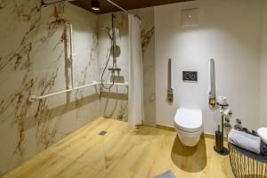 een badkamer met een toilet en een douche bij Gh Alte Post Top 1 Kadett in Gmünd in Kärnten