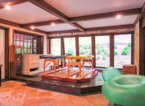 a living room with a table and chairs at Casa de campo Hortencia com piscina e lazer - RJ in Teresópolis