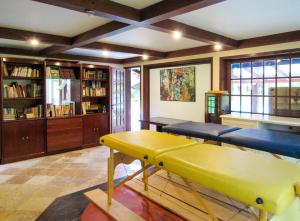 a living room with a yellow ping pong table at Casa de campo Hortencia com piscina e lazer - RJ in Teresópolis