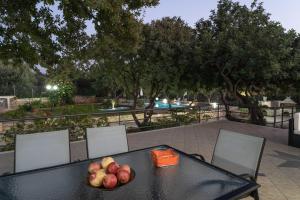 Vonkajšia záhrada v ubytovaní Villa Archodia - With Private Pool