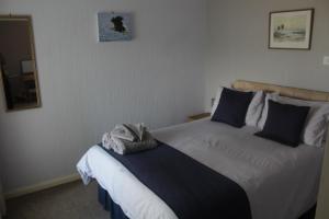 Schlafzimmer mit einem Bett und einem Spiegel in der Unterkunft Trafford Bank Guest House in South Kessock