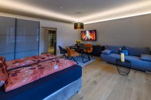 ein Schlafzimmer mit einem Bett und ein Wohnzimmer in der Unterkunft Gh Alte Post - Top 5 Gt in Gmünd in Kärnten