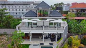 una vista aérea de una casa blanca con grandes ventanas en Berawa Homestay en Canggu