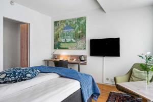 una camera con letto, scrivania e TV di Best Western Hotel Varnamo a Värnamo