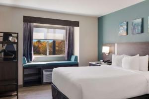 um quarto de hotel com uma cama grande e uma janela em MainStay Suites Clarion, PA near I-80 em Clarion