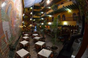 Um restaurante ou outro lugar para comer em Royal Inka II