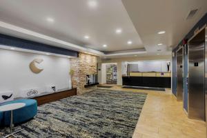 un vestíbulo de oficina con una gran alfombra y una habitación en Comfort Inn & Suites Mt Laurel-Philadelphia, en Mount Laurel