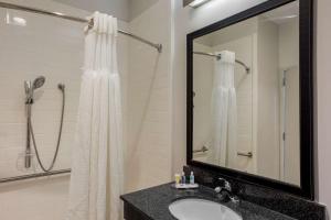 Koupelna v ubytování Comfort Inn & Suites Mt Laurel-Philadelphia + 30 fotografií