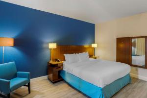Postel nebo postele na pokoji v ubytování Comfort Inn & Suites Mt Laurel-Philadelphia