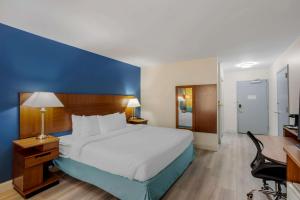 Postel nebo postele na pokoji v ubytování Comfort Inn & Suites Mt Laurel-Philadelphia