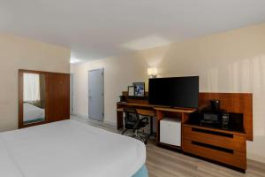 TV a/nebo společenská místnost v ubytování Comfort Inn & Suites Mt Laurel-Philadelphia
