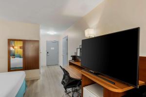 TV a/nebo společenská místnost v ubytování Comfort Inn & Suites Mt Laurel-Philadelphia