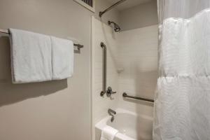 Koupelna v ubytování Comfort Inn & Suites Mt Laurel-Philadelphia