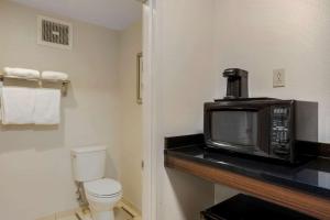 Koupelna v ubytování Comfort Inn & Suites Mt Laurel-Philadelphia