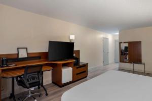TV a/nebo společenská místnost v ubytování Comfort Inn & Suites Mt Laurel-Philadelphia