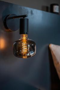 una lámpara de cristal colgada en una pared en M-otel E40, en Wetteren