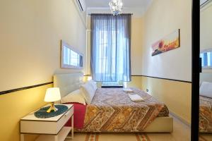 - une petite chambre avec un lit et une fenêtre dans l'établissement Casa al Viminale, à Rome