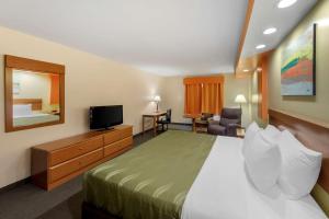 Habitación de hotel con cama y TV en Quality Inn, en Hamilton