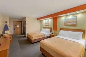 Postel nebo postele na pokoji v ubytování Quality Inn + 31 fotografií
