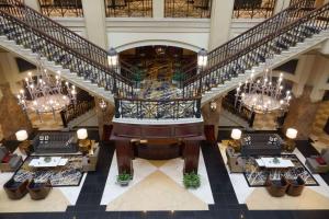 - une vue de tête sur un hall avec un escalier en colimaçon dans l'établissement Grandover Resort & Spa, a Wyndham Grand Hotel, à Greensboro