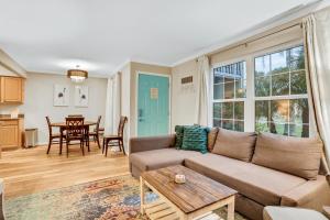 Posezení v ubytování Colorful condo w/shared pool, free WiFi, central A/C - blocks from the beach