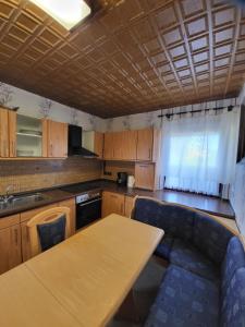 cocina con armarios de madera y mesa de madera en Monteur Wohnung, en Melle
