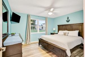 Postel nebo postele na pokoji v ubytování Colorful condo w/shared pool, free WiFi, central A/C - blocks from the beach + 28 fotografií