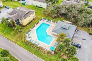 een luchtzicht op een huis met een zwembad bij Clipper Cabana Beachwalk Condo in St. Augustine