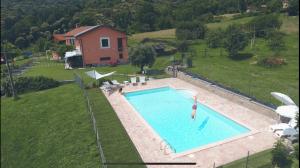 Vue sur la piscine de l'établissement Casa Aiva & il Ciabutin, in collina tra i vigneti ou sur une piscine à proximité