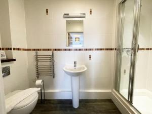 ein Badezimmer mit Waschbecken, Dusche und Toilette in der Unterkunft 33 Ocean one in Newquay