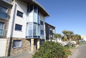 ein Gebäude mit Glasfenstern an der Seite in der Unterkunft 33 Ocean one in Newquay