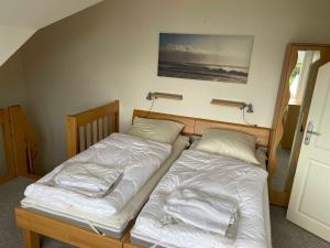 2 Betten nebeneinander in einem Zimmer in der Unterkunft ARW3b Ferienwohnung Walden F in Niendorf