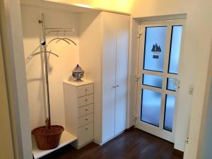 ein Bad mit ebenerdiger Dusche neben einer Tür in der Unterkunft OST35c Ferienwohnung Sonnendeck in Niendorf