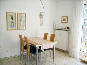 een eettafel en stoelen in een keuken bij OST1 Ferienwohnung Lörper in Niendorf