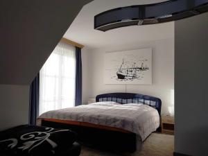 een slaapkamer met een bed en een groot raam bij OST29 Ferienwohnung Komoran in Niendorf