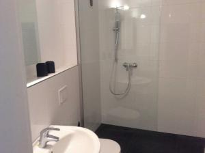 a bathroom with a shower and a toilet and a sink at ROD32a Ferienwohnung Muschelfischer F in Niendorf