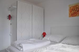 2 Betten in einem Zimmer mit weißen Wänden in der Unterkunft STR123L Ferienwohnung Sarah in Niendorf