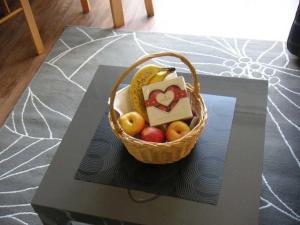 une corbeille de fruits assise sur une table dans l'établissement PAR7b "Haus Miramar" App Rothmund, à Niendorf