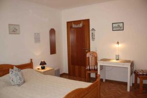 una camera con letto, tavolo e scrivania di STR90b Haus Diana a Niendorf